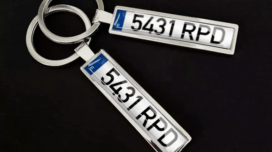 Eochracha le pláta uathoibríoch saincheaptha, críoch miotail agus dearadh uimhreacha pearsantaithe