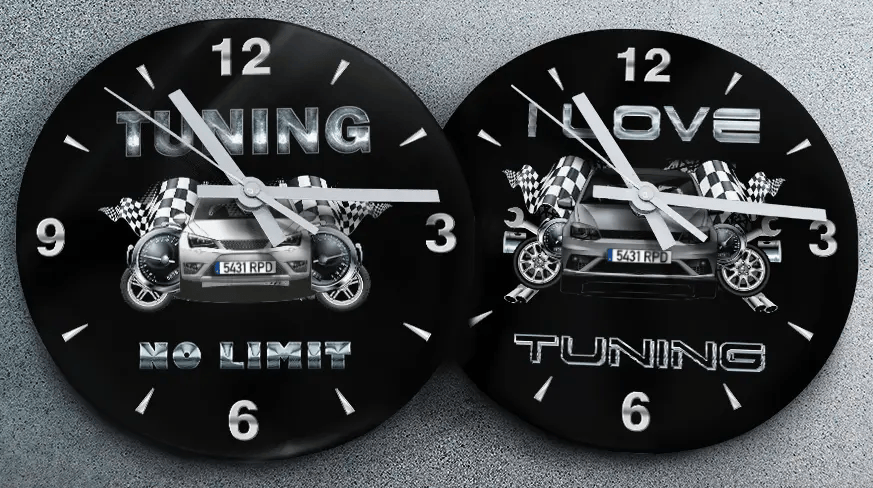 Zwei Wanduhren mit Rennsportmotiv: links mit schwarzem Auto und TUNING NO LIMIT Schriftzug, rechts mit blauem Auto und MOVE TUNING Text