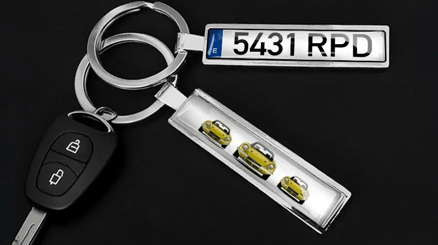 Llavero de placa de matrícula plateado con números personalizados sobre un acabado metálico elegante