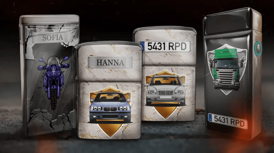 Sammlung dekorativer Dosen mit Fahrzeugmotiven auf marmorähnlichem Hintergrund. Die Dosen zeigen ein Motorrad, blaue und rote Autos sowie einen grünen LKW mit Kennzeichen. Die Namen „SOFIA“ und „HANNA“ sind sichtbar, was ein elegantes und stilvolles Design vermittelt.
